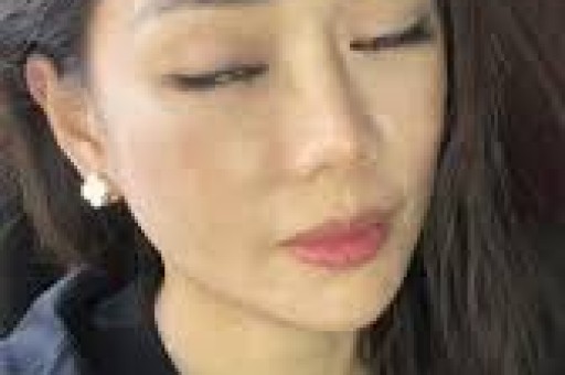 大瓜！曝某95顶流小花两副面孔人前傻白甜人后刁蛮控制欲强男友无法忍受出轨了经纪人