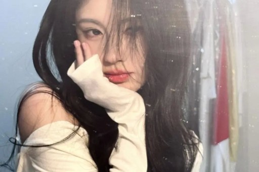 阿 Sa 望向林志玲眼神暗藏深意仿佛藏着锋芒嘴角扬起却笑意不达眼底皮笑肉不笑的微妙神态格外耐人寻味